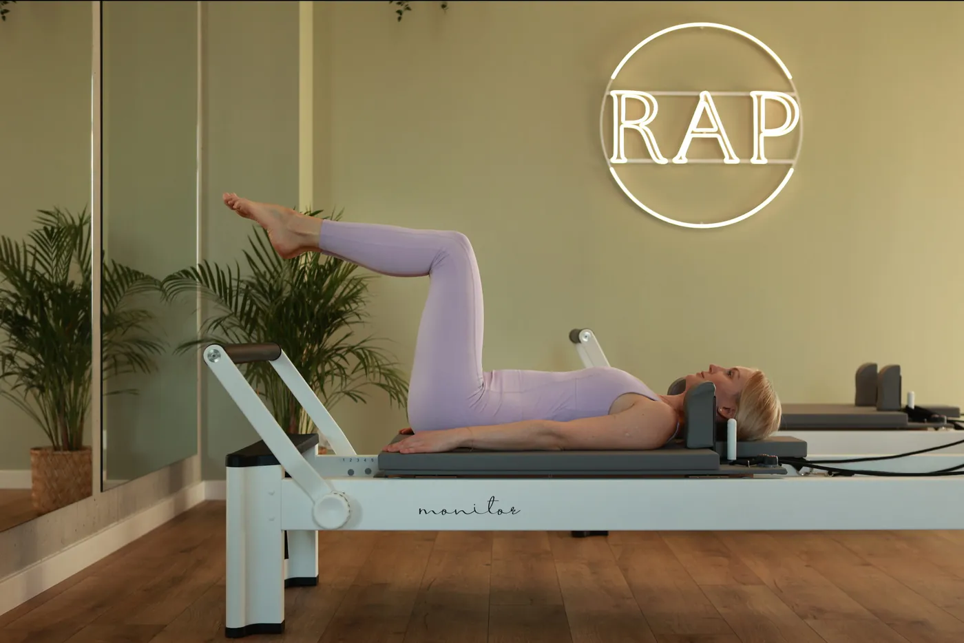 Magda na reformerze w studiu Rachel Active Planet