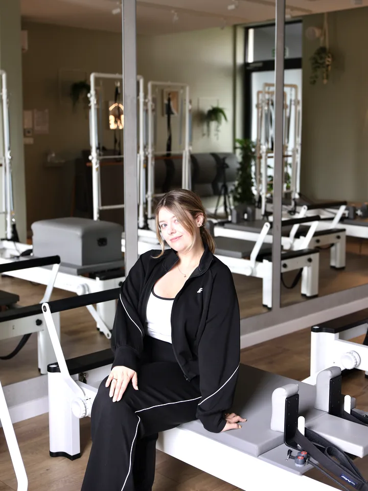 Weronika, instruktorka pilatesu, w sali z reformerami w RAP