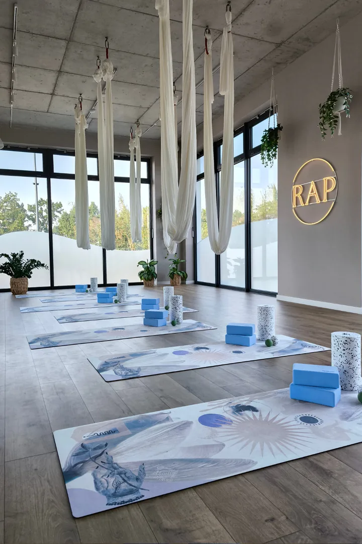 Sala z hamakami i matami w RAP