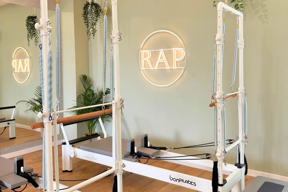 Sala z reformerami i wieżami Tower w RAP