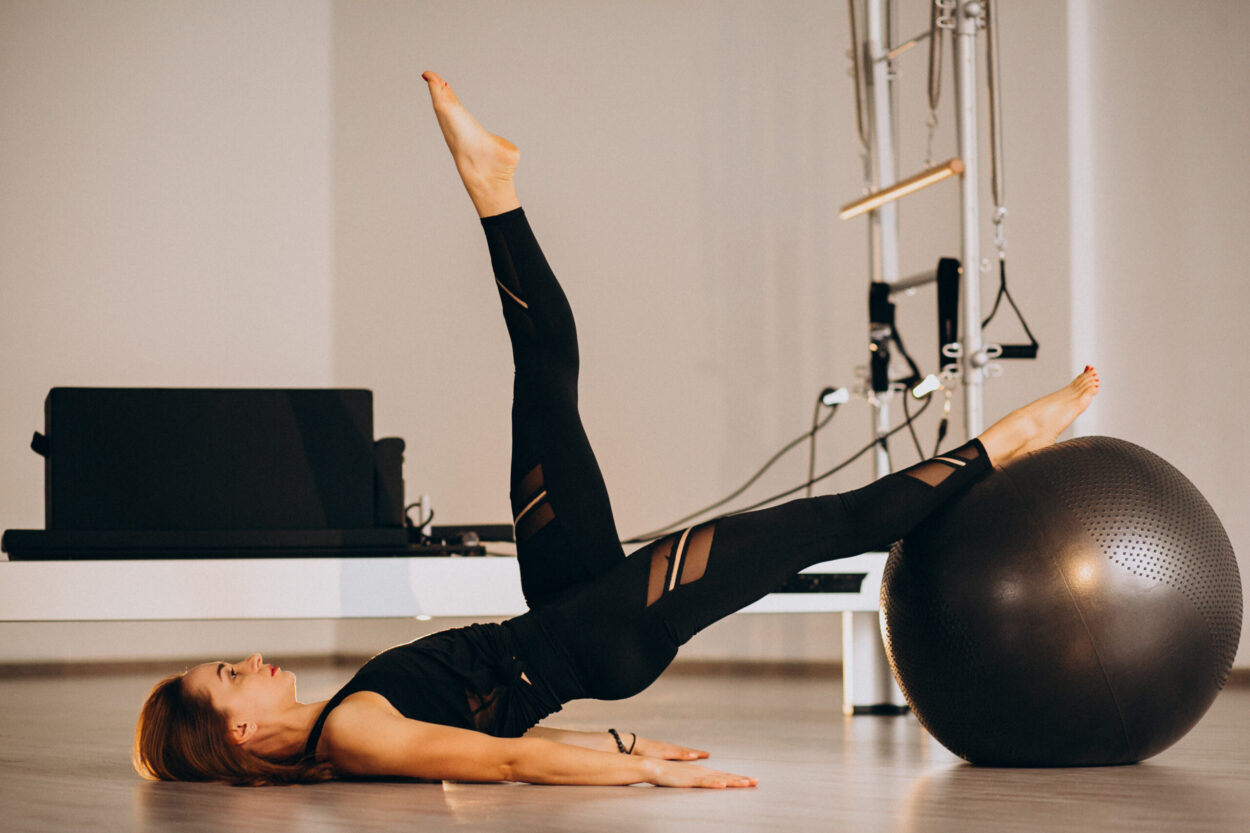 Trening pilates poprawiający zdrowie kręgosłupa i samopoczucie.